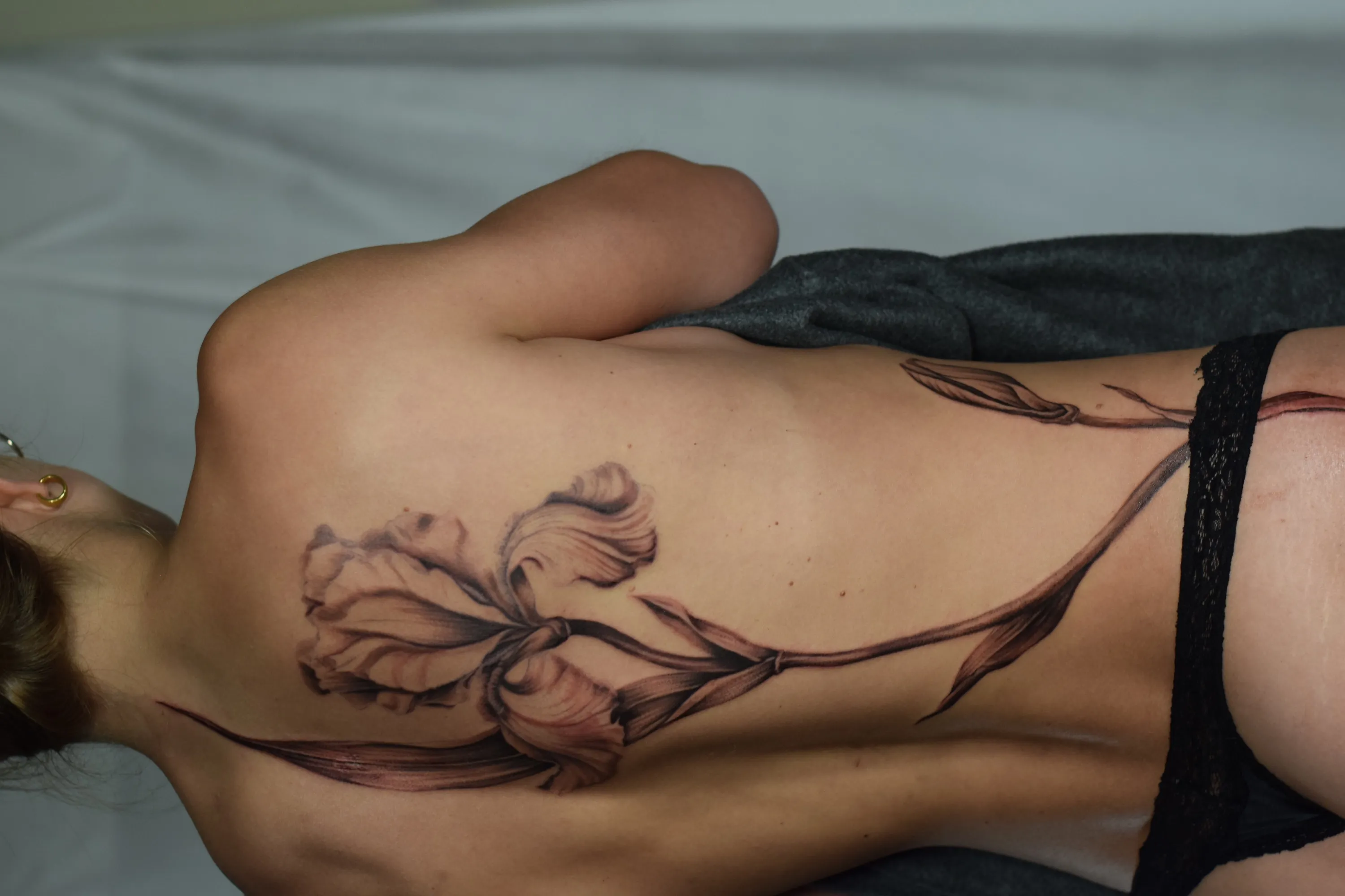 Detailansicht Iris-Tattoo in Farbrealismus